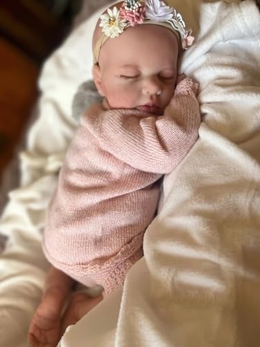 MineeQu 19 Zoll Loulou Realistische Reborn Baby Puppe Handbemaltes Haar Stoffkörper Schlafende Neugeborene Mädchenpuppe Rosa Outfit MineeQu 19 Zoll Loulou Realistische Reborn Baby Puppe Handbemaltes Haar Stoffkörper Schlafende Neugeborene Mädchenpuppe Rosa Outfit von MineeQu