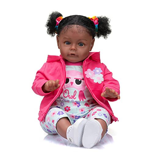 MineeQu 24 Zoll Afroamerikanerin Sue-Sue Lebensechte riesige Größe verwurzeltes lockiges Haar kuscheliger Körper Reborn Babypuppen in schwarzer Haut realistische Neugeborene Kleinkind Mädchen Puppen von MineeQu