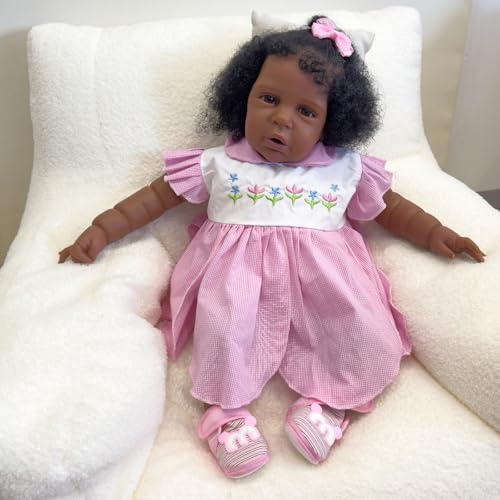 MineeQu 24 Zoll Realistische Baby Puppe Afroamerikanische Reborn Puppen-Forever Yours Beloved, Lebensechte Neugeborene Kleinkind-Mädchen mit Rosa Outfit & Gewurzelten Lockigen Haaren von MineeQu