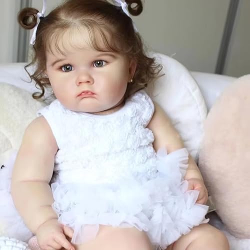 MineeQu 24 Zoll Realistische Reborn Baby Puppe Blaue Augen & Lockige Gewurzelte Haare Stoffkörper Kleinkind-Mädchenpuppe Weißes Spitzenoutfit von MineeQu