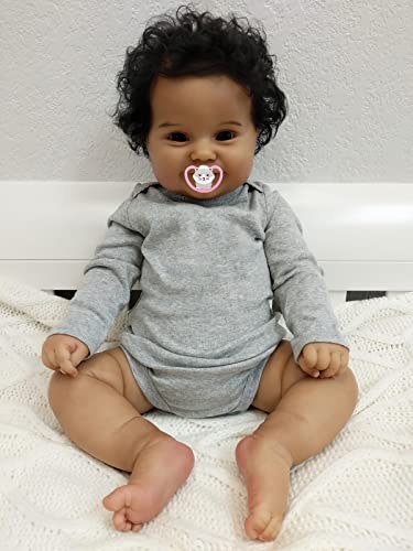 MineeQu 24 Zoll lebensechte riesige Babygröße afroamerikanische lächelnde realistische Neugeborene Puppen mit verwurzelten Haaren Schwarze Haut weicher gewichteter Körper wiedergeborene Babypuppen von MineeQu