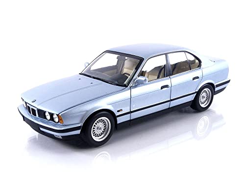 Minichamps - Miniaturauto aus der Kollektion, 100024007, Light Blue Metallic von Minichamps