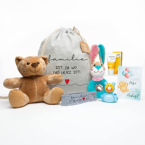 Minifeet Geschenkbox zur Geburt Jungen - Set aus Zugbeutel (grau), Schlüsselanhänger, Greifling, Teddybär, Badeente (blau), Wundschutzcreme und Grußkarte - 7-teilig von Minifeet