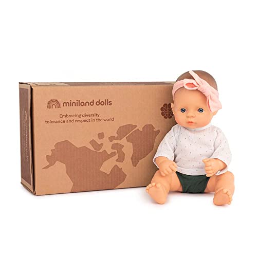 Miniland Dolls Geschenk-Set: 32 cm große europäische Babypuppe Mädchen und Forest-Set. von Miniland