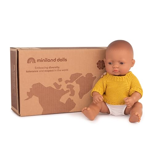 Miniland Dolls Geschenk-Set: 32 cm große lateinamerikanische Babypuppe Junge und Sea-Set., Bunt, 31217 von Miniland