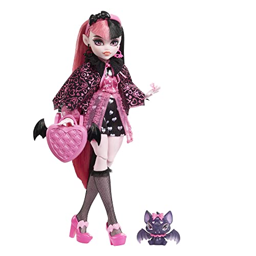 MONSTER HIGH Draculaura Puppe - Vamp-tastische Mode, Umhang, Accessoires, Haustierfledermaus, für Kinder ab 6 Jahren, HHK51 von MONSTER HIGH