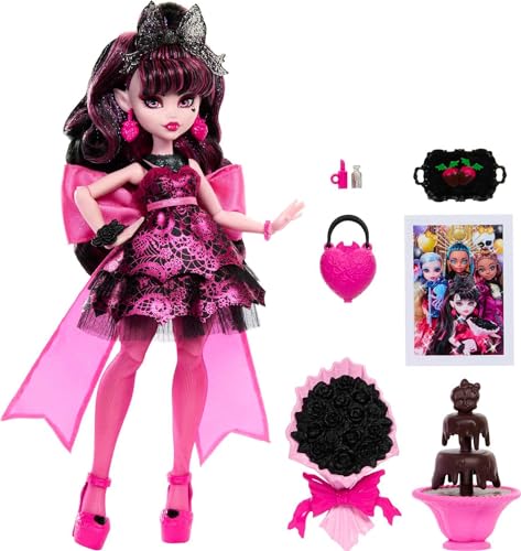 Monster High Draculaura Puppe im Monster Ball Partykleid mit thematischen Accessoires wie Schokoladenbrunnen von Monster High
