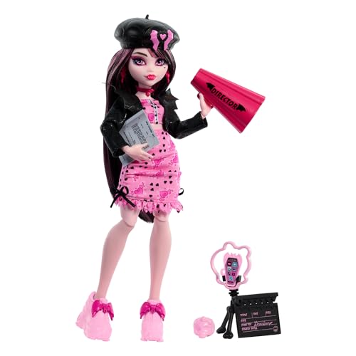 Monster High Fearbook Draculaura Set aus Puppe und Zubehör mit Filmclub-Thema, Collegejacke, Jahrbuch, Drehbuch und Film-Accessoires, HXW30 Monster High Fearbook Draculaura Set aus Puppe und Zubehör mit Filmclub-Thema, Collegejacke, Jahrbuch, Drehbuch und Film-Accessoires, HXW30 von Monster High