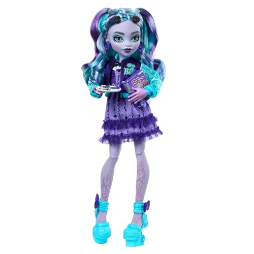 Monster High Fearbook Twyla Set aus Puppe und Zubehör mit Filmclub-Thema, Collegejacke, Jahrbuch, Brettspiel und Keksen, HXW31 Monster High Fearbook Twyla Set aus Puppe und Zubehör mit Filmclub-Thema, Collegejacke, Jahrbuch, Brettspiel und Keksen, HXW31 von Monster High