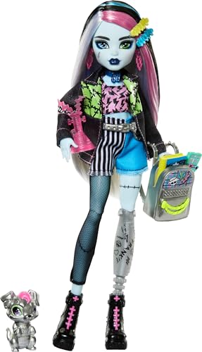 Monster High Frankie Stein-Puppe in Jeansjacke und Shorts, zum Lieferumfang gehören auch ihr Hund Watzie und Zubehörteile wie ein Rucksack, ein Snack und ein Notizbuch, HXH73 von Monster High