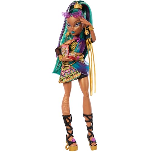 Monster High Nefera De Nile Puppe, Königsmumie im Kleid mit Haustier-Skarabäus Lavish und 7 Zubehörteilen wie Handtasche, Laptop, Sonnenbrille, Getränk und Snacks, JDR48 von Monster High