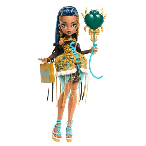 Monster High Scary Sweet Birthday-Puppe, Cleo De Nile im goldenen Partykleid mit themenbezogenem Zubehör wie Einladung, Luftballon, Geschenk, Lippenstift und mehr, JBG76 von Monster High