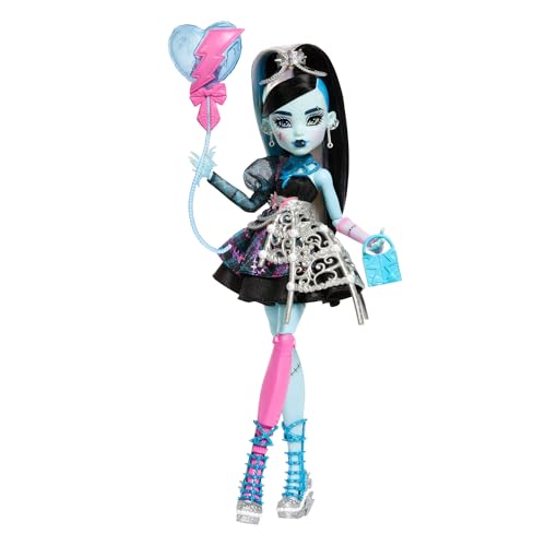 Monster High Scary Sweet Birthday-Puppe, Frankie Stein im schwarzen Partykleid mit themenbezogenem Zubehör wie Einladung, Luftballon, Geschenk, Lippenstift und mehr, JBG75 Monster High Scary Sweet Birthday-Puppe, Frankie Stein im schwarzen Partykleid mit themenbezogenem Zubehör wie Einladung, Luftballon, Geschenk, Lippenstift und mehr, JBG75 von Monster High