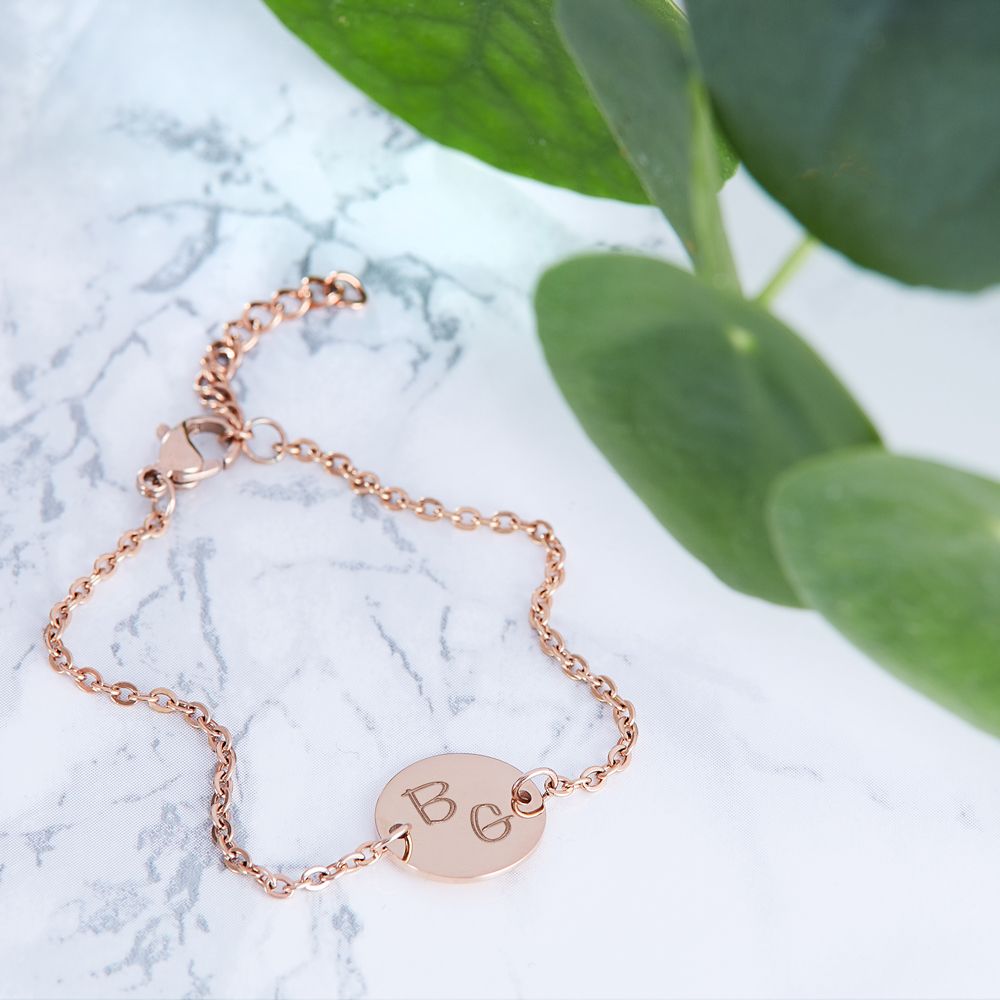 Armband Rosegold mit runder Plakette - Initialen Armband Rosegold mit runder Plakette - Initialen von Monsterzeug