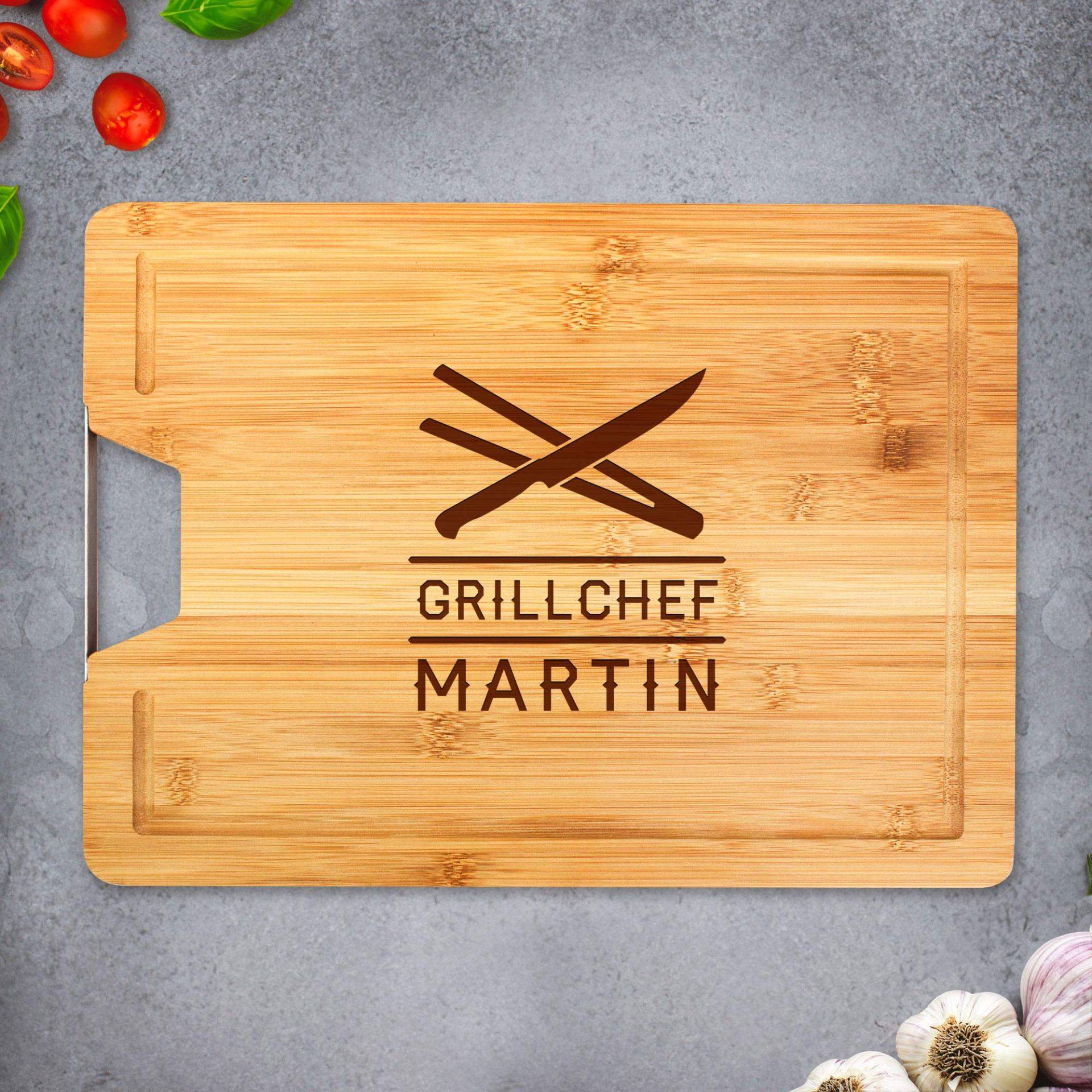 Bambusholz Schneidebrett mit Grillchef Gravur Bambusholz Schneidebrett mit Grillchef Gravur von Monsterzeug