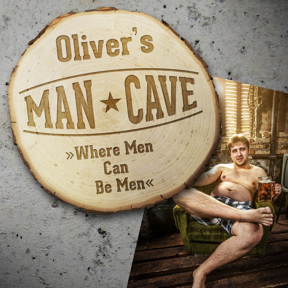 Baumscheibe mit Gravur - Man Cave Baumscheibe mit Gravur - Man Cave von Monsterzeug