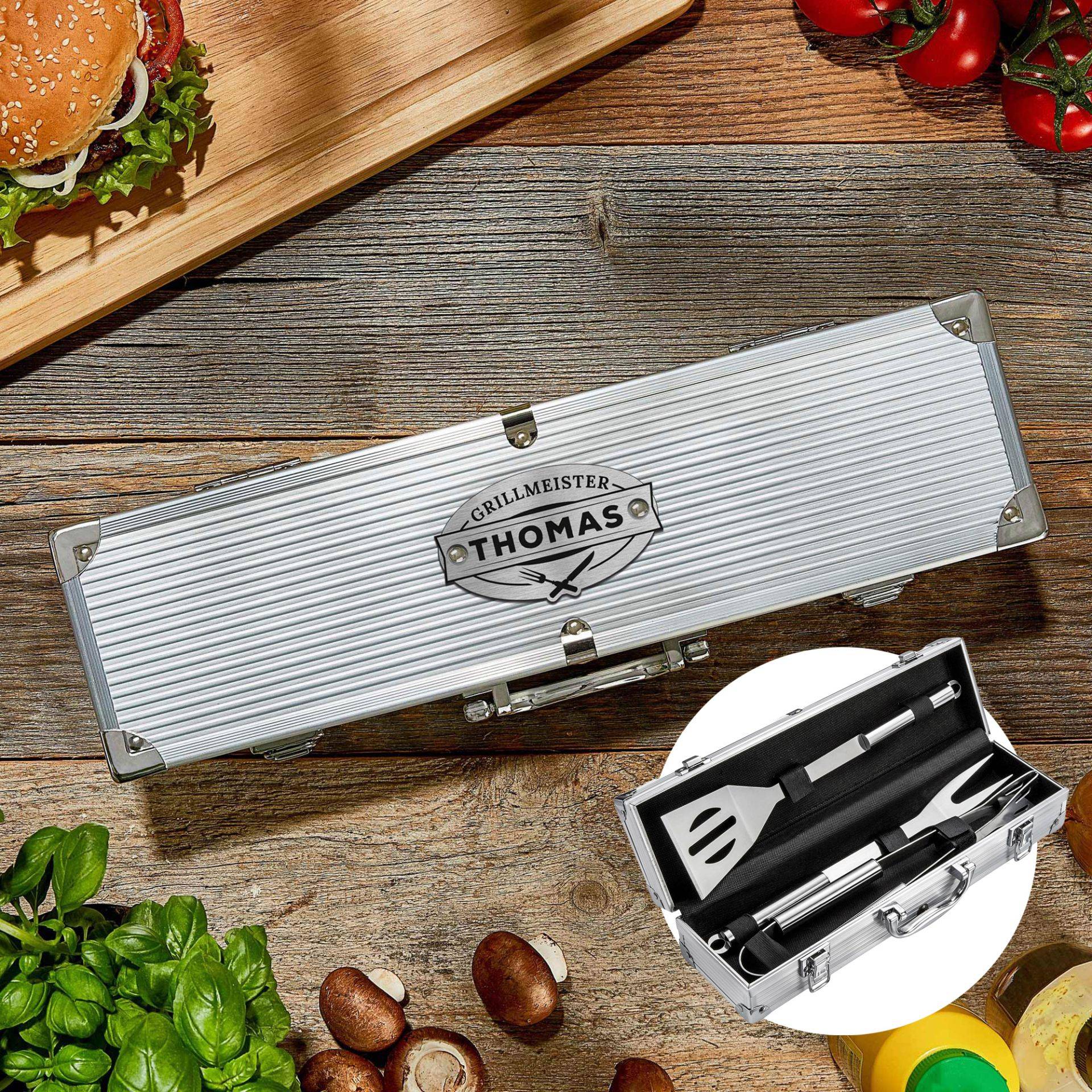 Deluxe Grillbesteck im Koffer - Grillmeister Gravur Deluxe Grillbesteck im Koffer - Grillmeister Gravur von Monsterzeug