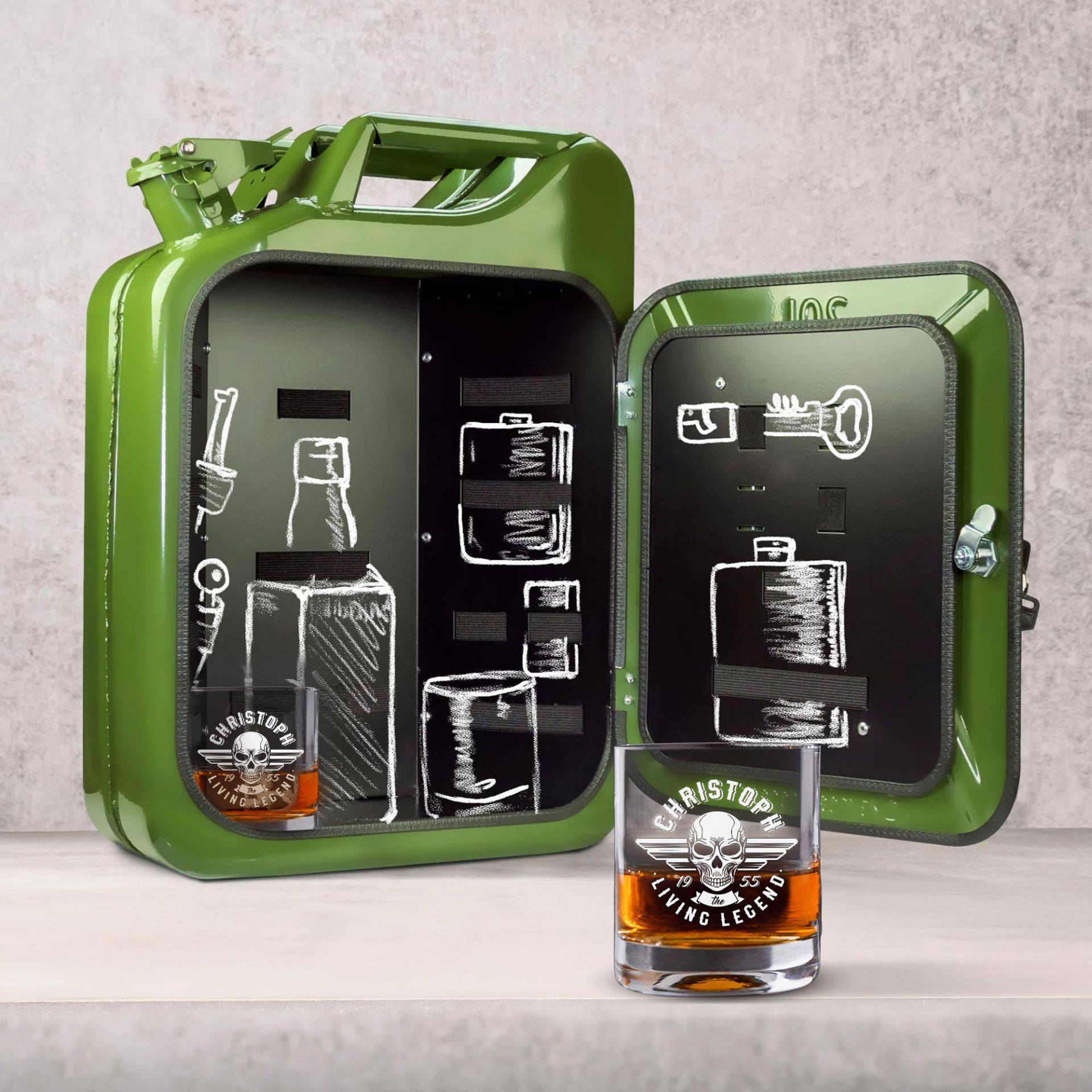 Grüne Kanisterbar mit 2 Whiskygläsern mit Gravur - Totenkopf von Monsterzeug