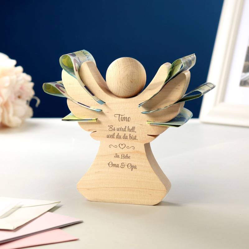 Holzengel mit Gravur zur Geburt von Monsterzeug