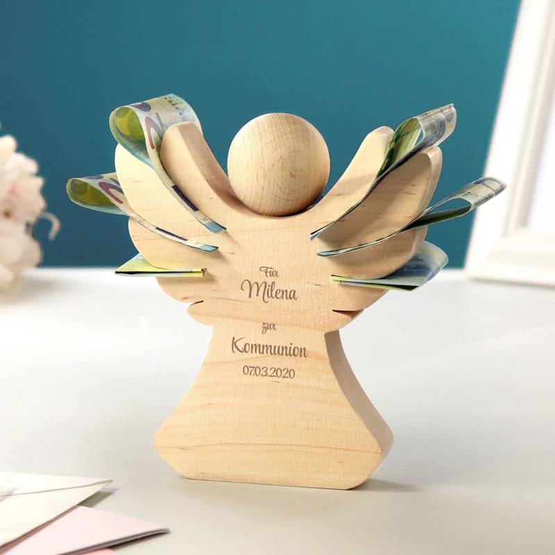 Holzengel mit Gravur zur Kommunion Holzengel mit Gravur zur Kommunion von Monsterzeug