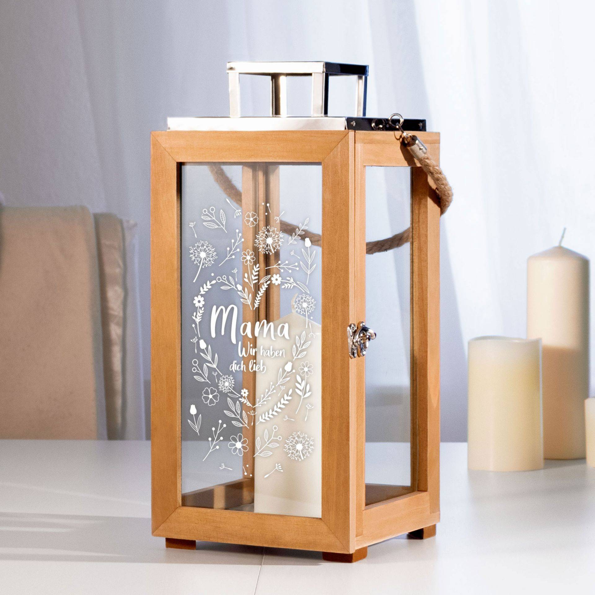 Holzlaterne mit Gravur - Blumenherz für Mama von Monsterzeug
