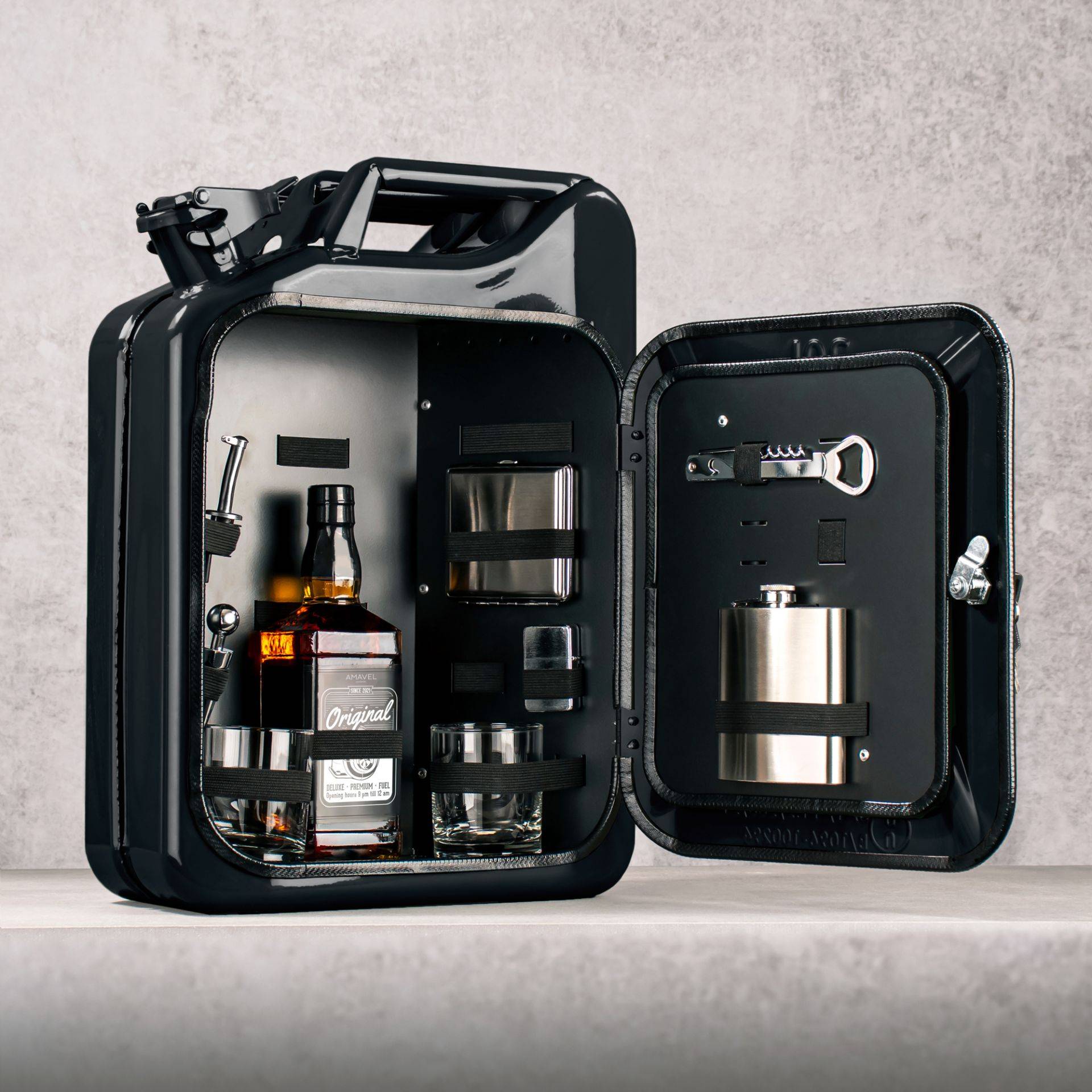 Kanisterbar mit 8-teiligem Zubehör - schwarze Mini Bar Kanisterbar mit 8-teiligem Zubehör - schwarze Mini Bar von Monsterzeug