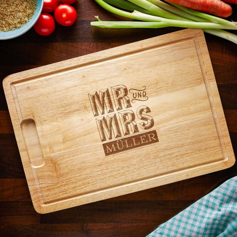 Mr und Mrs - personalisiertes Schneidebrett von Monsterzeug