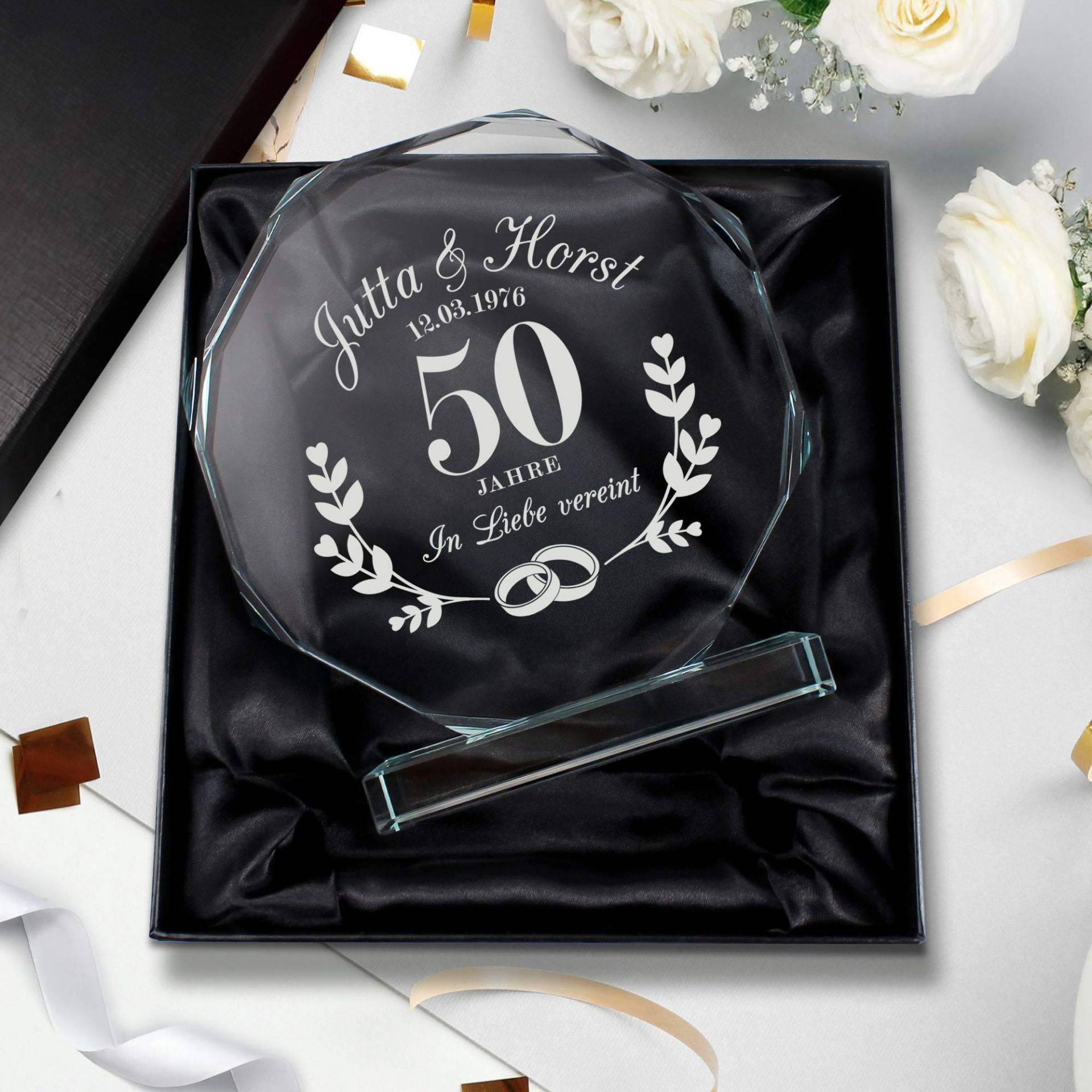 Personalisierter Glaspokal mit Facettenschliff zur Goldhochzeit - 50 Jahre Personalisierter Glaspokal mit Facettenschliff zur Goldhochzeit - 50 Jahre von Monsterzeug