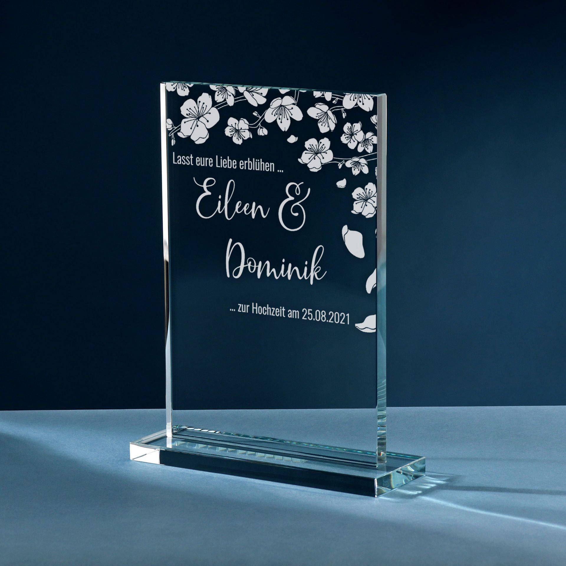 Personalisierter Glaspokal zur Hochzeit - Blühende Liebe Personalisierter Glaspokal zur Hochzeit - Blühende Liebe von Monsterzeug