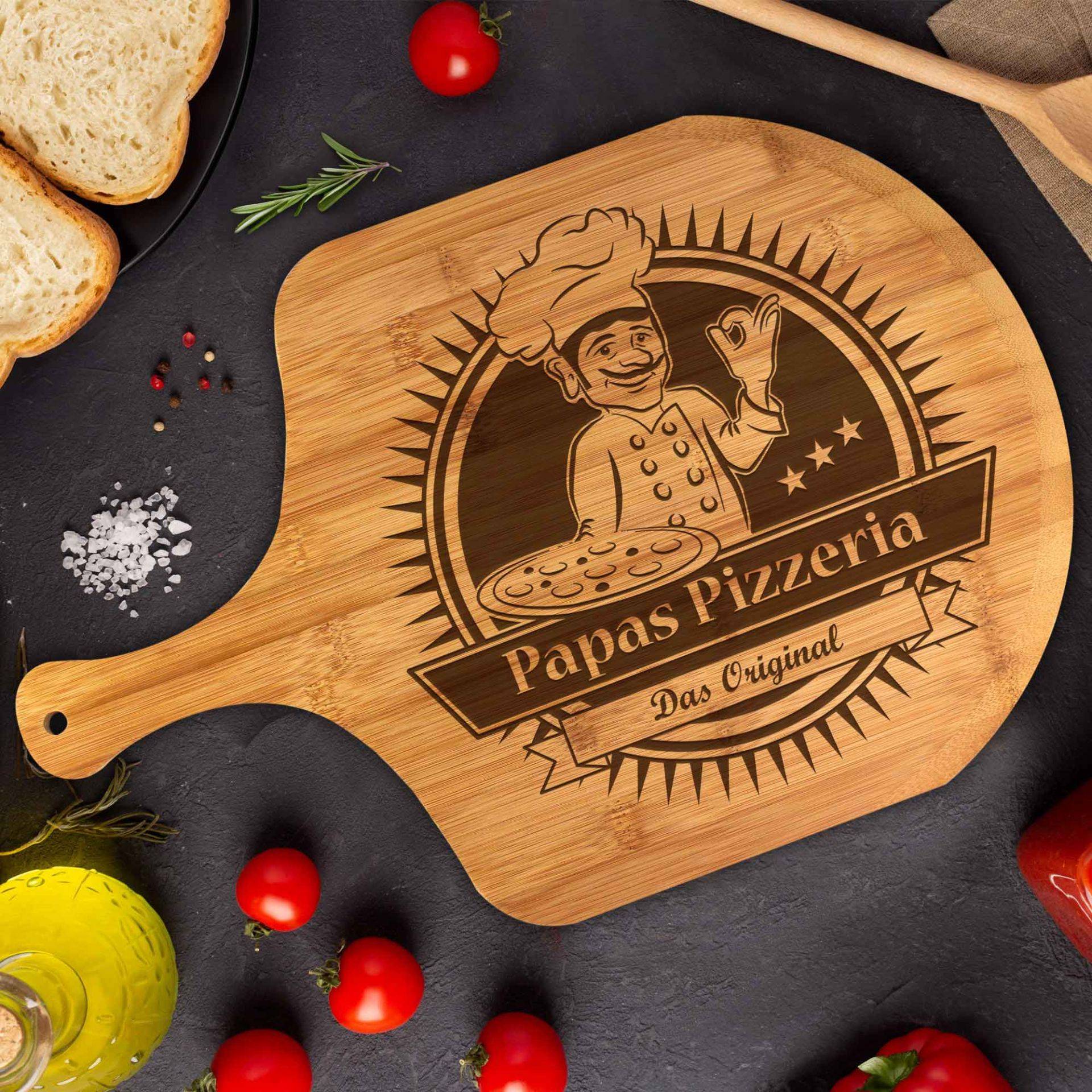 Pizzabrett Premium mit Gravur - Papas Pizzeria Pizzabrett Premium mit Gravur - Papas Pizzeria von Monsterzeug