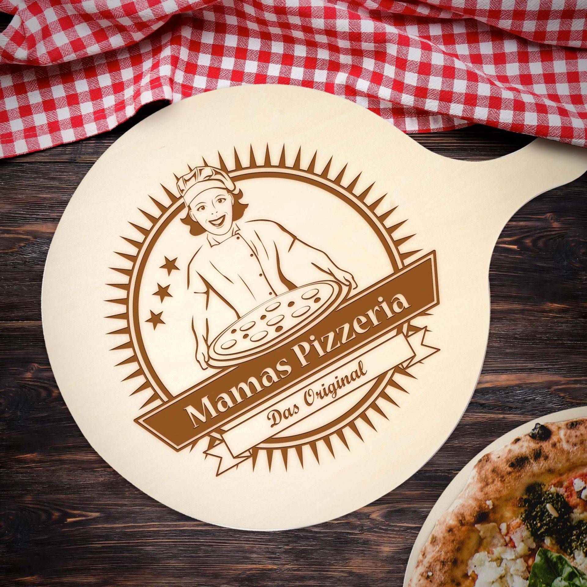 Pizzabrett mit Gravur - Mamas Pizzeria Pizzabrett mit Gravur - Mamas Pizzeria von Monsterzeug