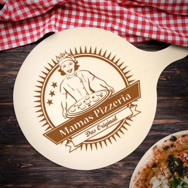 Pizzabrett mit Gravur - Mamas Pizzeria von Monsterzeug
