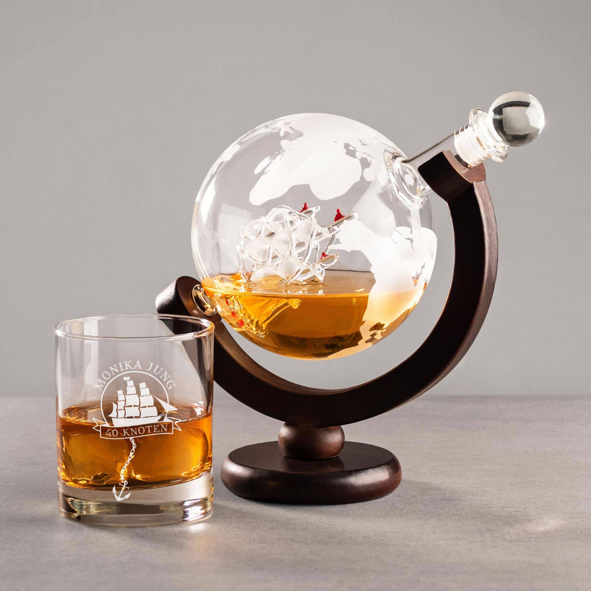 Rum Set mit Globus Karaffe und Glas - Segelschiff Rum Set mit Globus Karaffe und Glas - Segelschiff von Monsterzeug