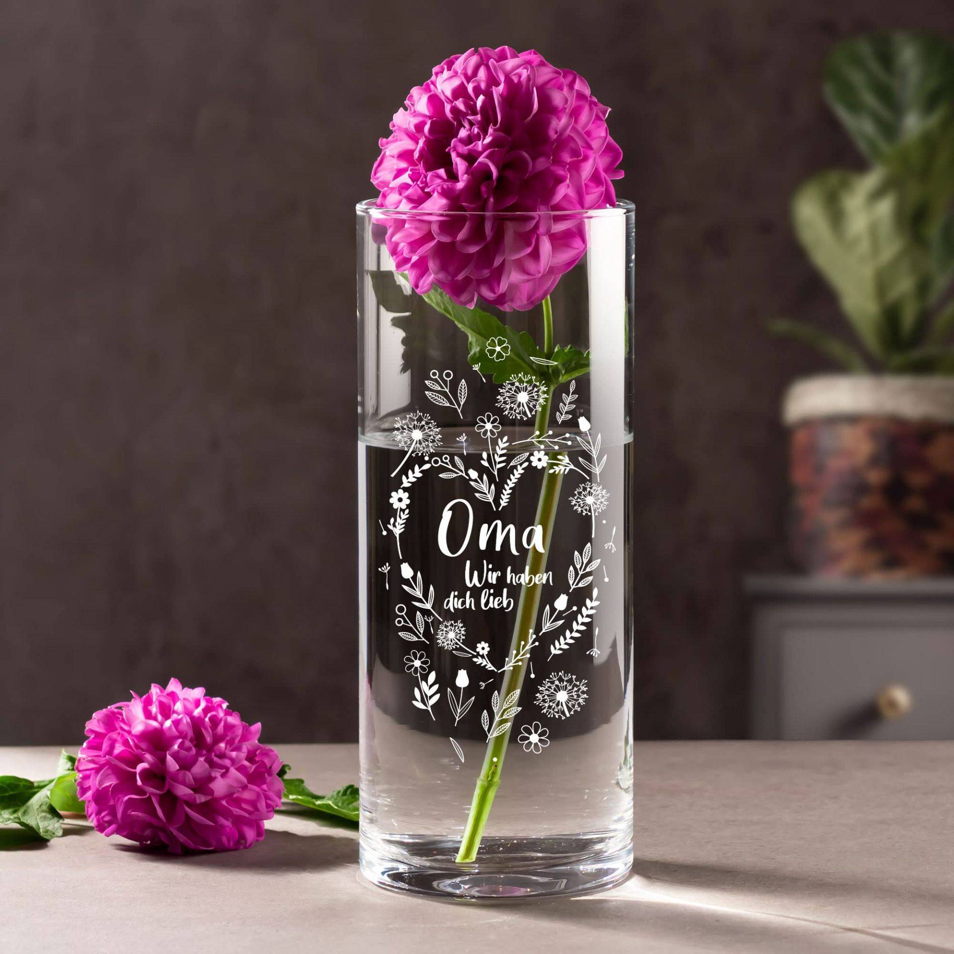 Runde Vase mit Gravur - Blumenherz Oma Runde Vase mit Gravur - Blumenherz Oma von Monsterzeug