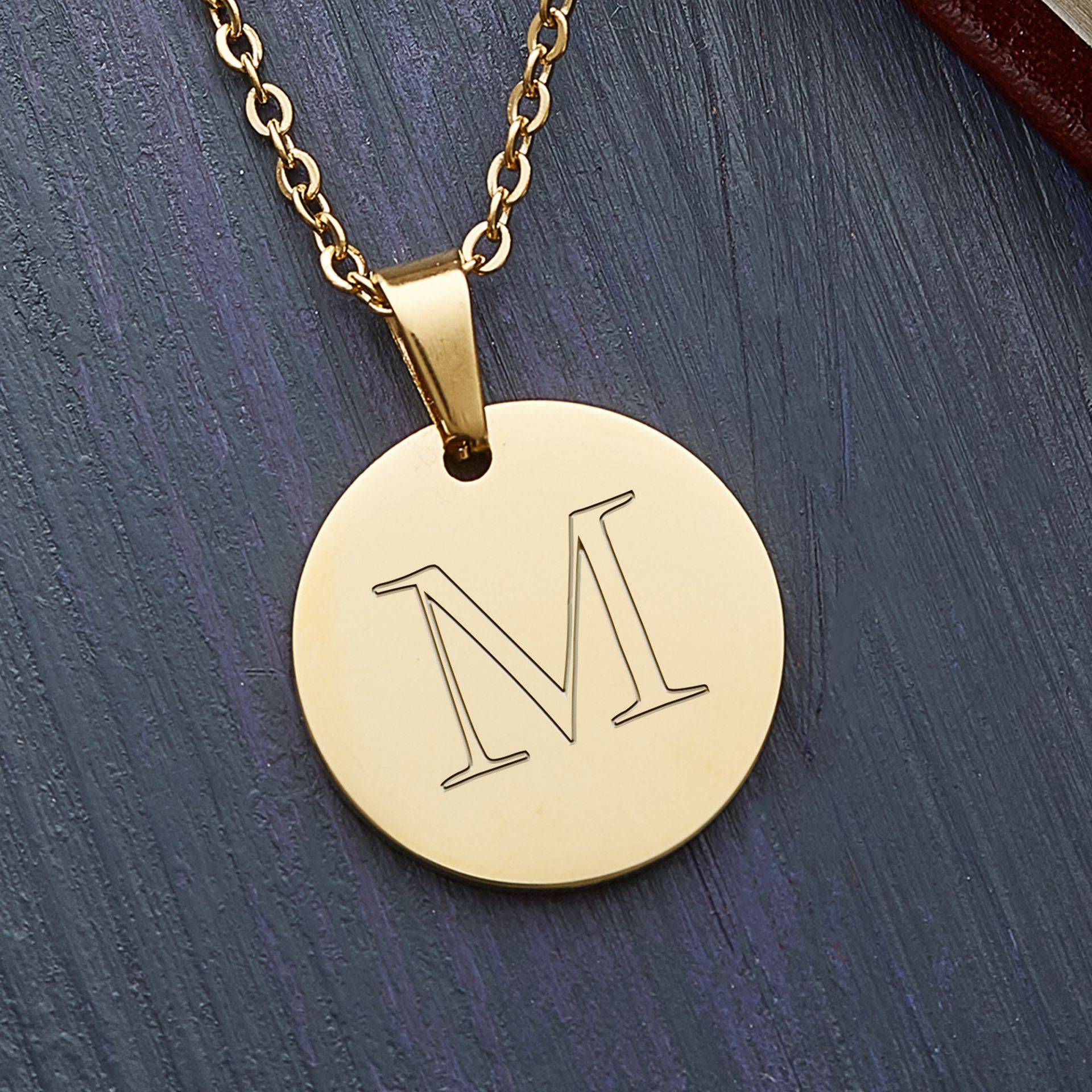Runder Kettenanhänger Gold - Initialengravur Runder Kettenanhänger Gold - Initialengravur von Monsterzeug
