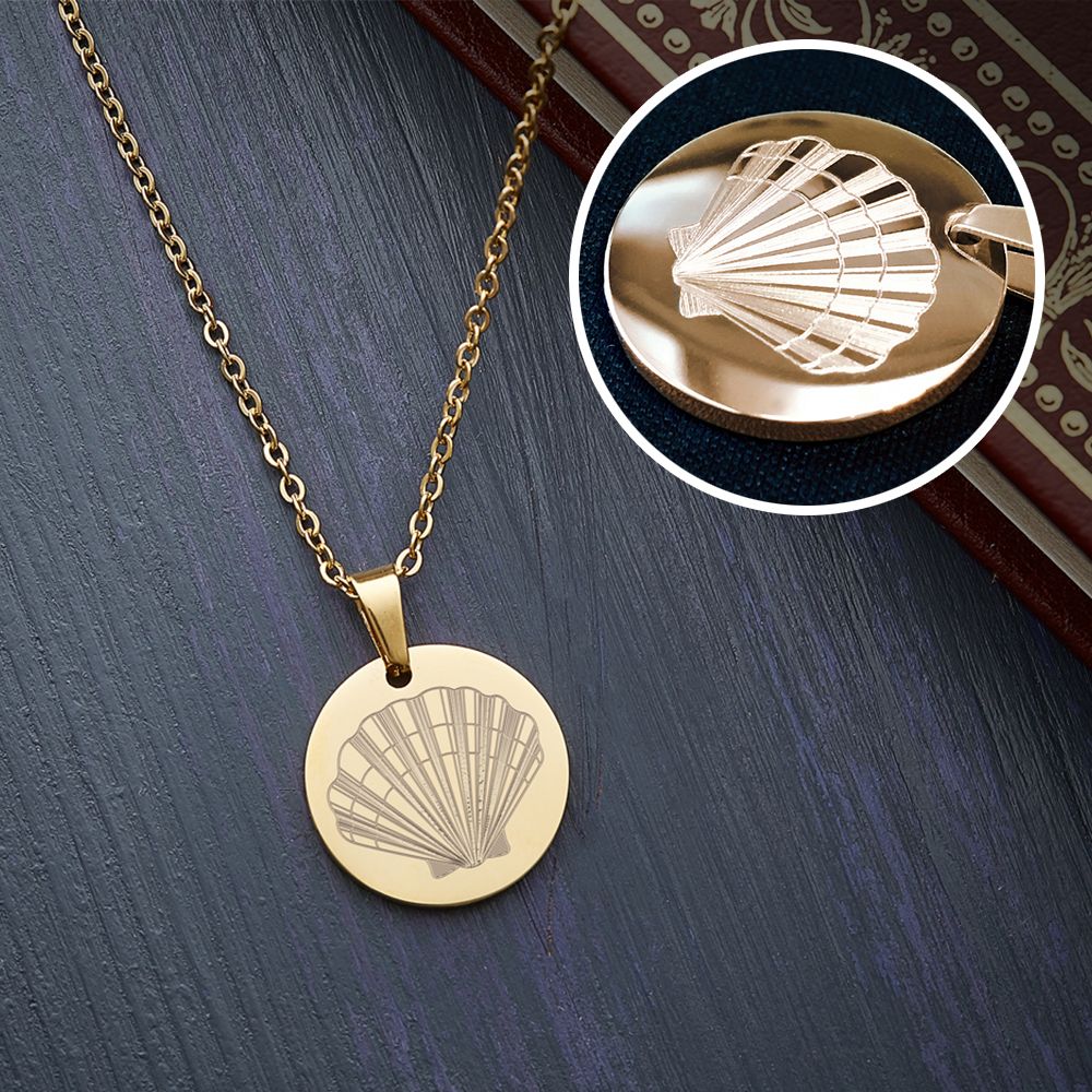 Runder Kettenanhänger Gold - Muschel mit Initiale Runder Kettenanhänger Gold - Muschel mit Initiale von Monsterzeug