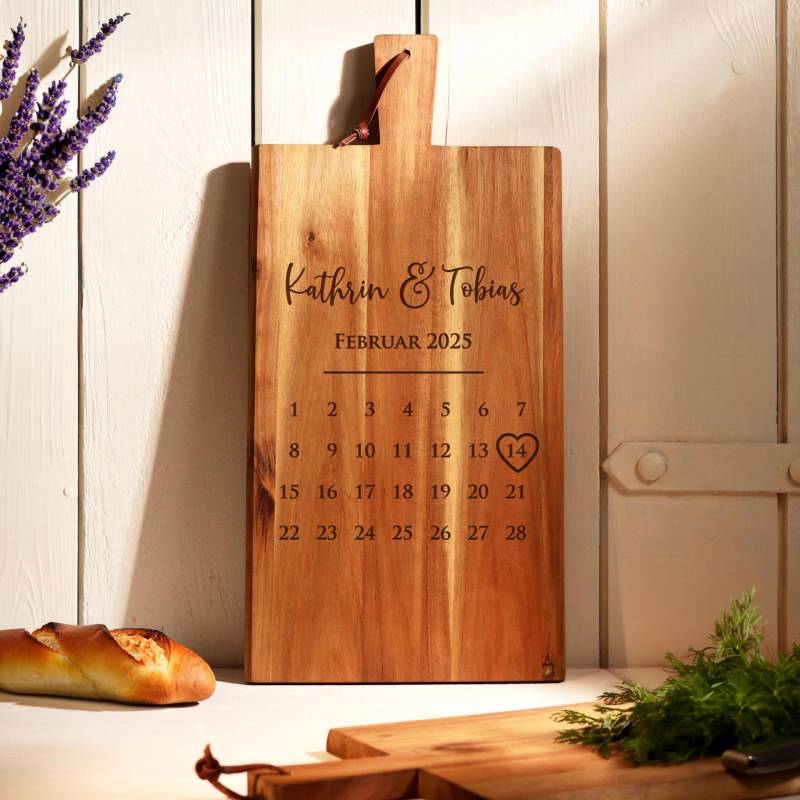 Schneidebrett mit Griff - Kalender Gravur von Monsterzeug
