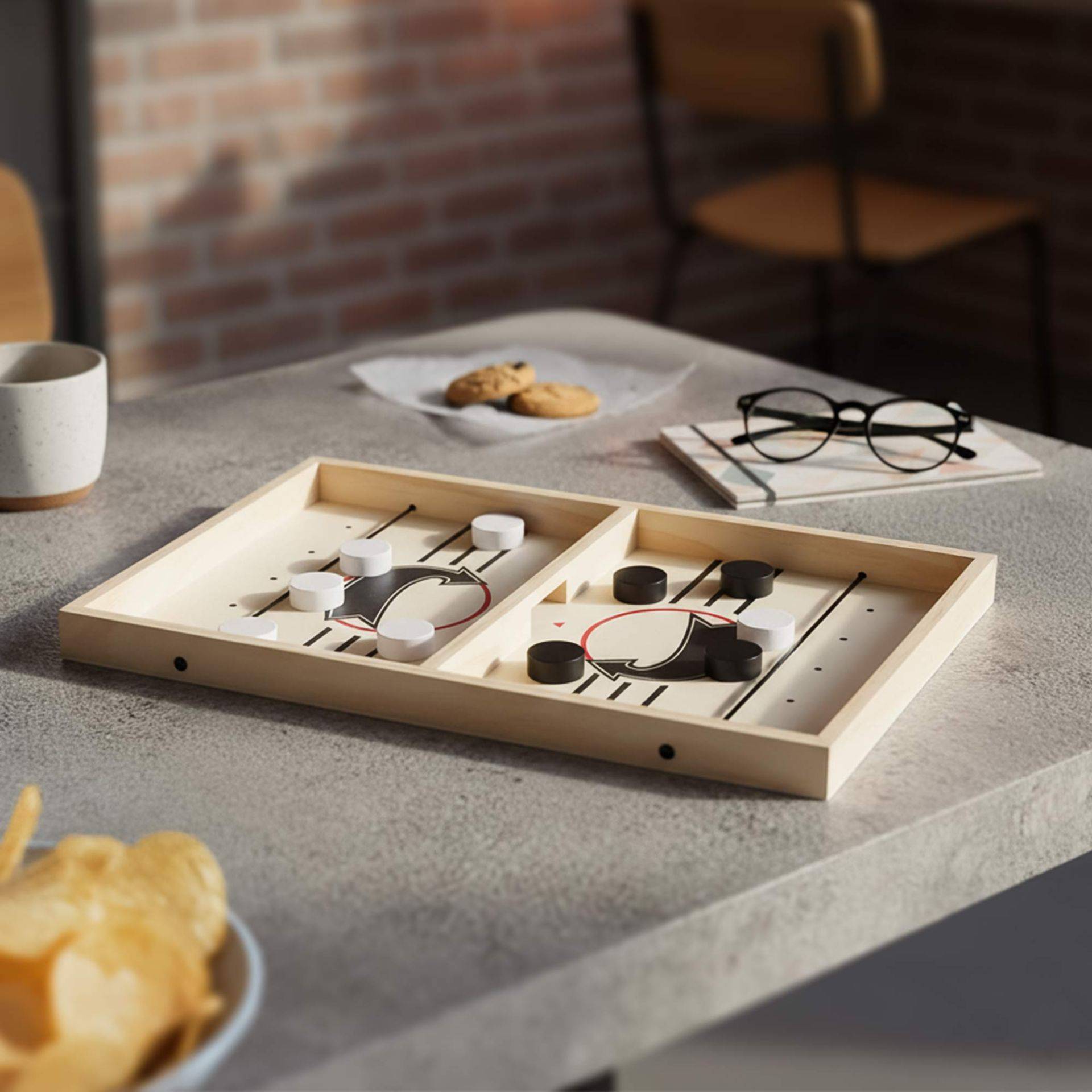 Sling Puck Tischspiel aus Holz von Monsterzeug