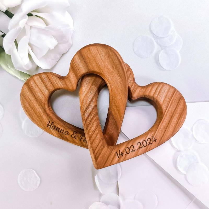 Verschlungene Holzherzen mit Gravur Verschlungene Holzherzen mit Gravur von Monsterzeug