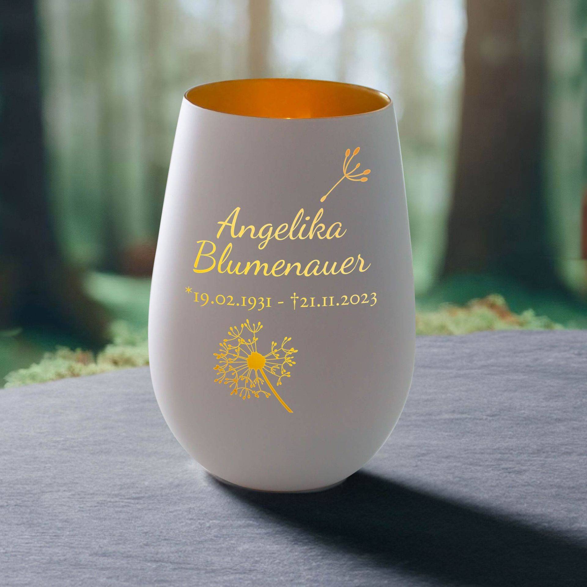 Weißes Windlicht mit Gravur - Trauerblume Weißes Windlicht mit Gravur - Trauerblume von Monsterzeug