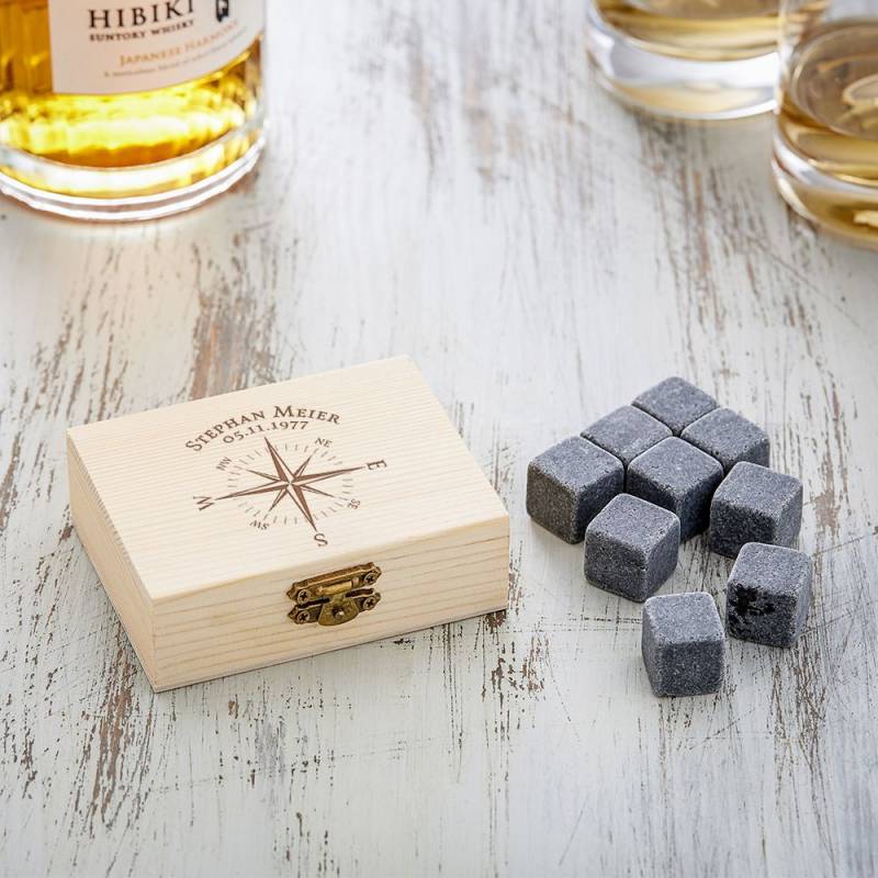 Whisky Steine in Holzkiste mit Gravur - Kompass von Monsterzeug