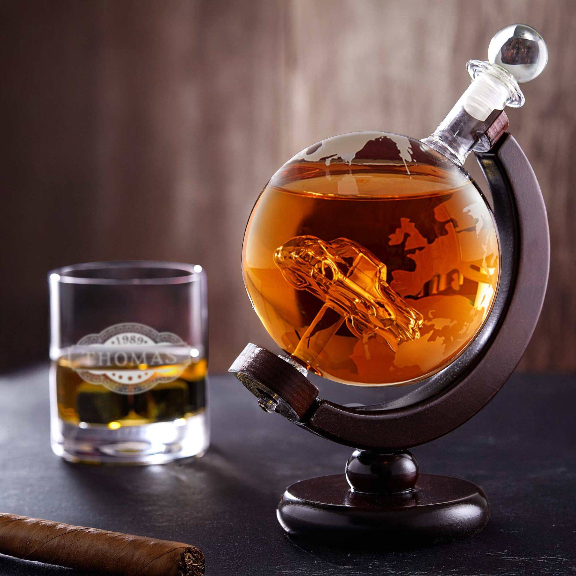 Whiskyset Globus Karaffe Auto und Whiskyglas mit Gravur - Banderole Whiskyset Globus Karaffe Auto und Whiskyglas mit Gravur - Banderole von Monsterzeug