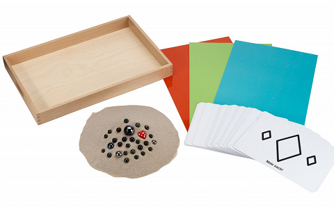 Aktions-Tablett Sandmalen XL, Profiedition inkl. Montessori Sandtablett, Arbeitskartei und viel Zubehör von Montessori-Shop