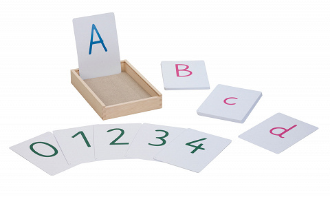 Aktionstablett Buchstaben im Sand schreiben lernen, Montessori-Sprachmaterial inkl. Sandkiste und 71 Vorlagen von Montessori-Shop