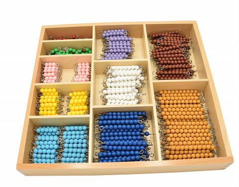Großes farbiges Montessori Perlenmaterial, mit genügend Perlenstäben auch zum Üben der Multiplikation von Montessori-Shop