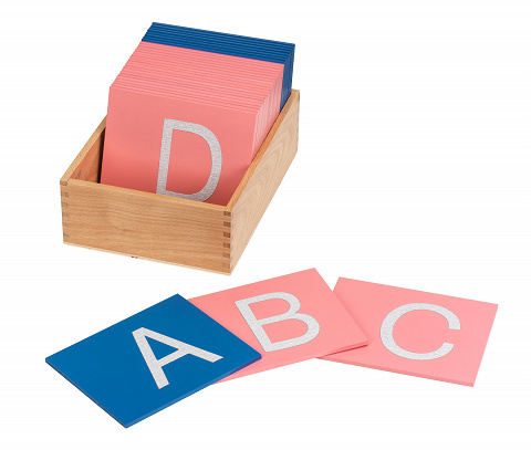 Sandpapierbuchstaben, A - Z, blau rosa, Montessori-Material um Großbuchstaben zu lernen von Montessori-Shop