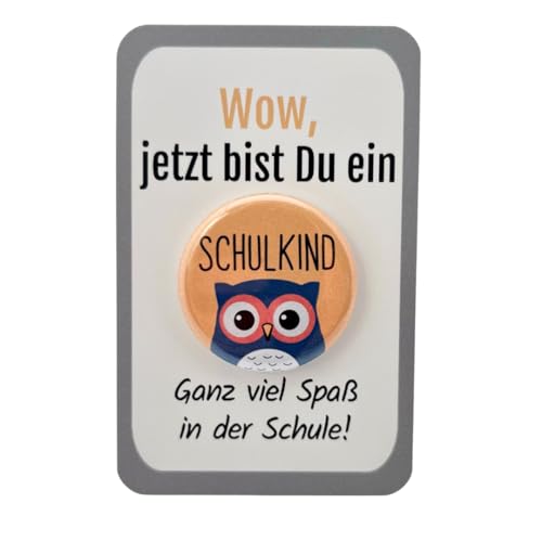 My Maisie Schulkind Geschenk Button „Eule Grau“ mit Karte OHNE Nadel als Set! Schulanfanggeschenk für die Einschulung, zur 1 Klasse oder als Schultüte Füllung - Junge von My Maisie