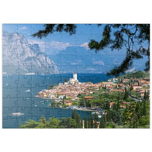 Blick nach Malcesine am Gardasee mit der Scaligerburg (14/15 Jh.) - Premium 100 Teile Puzzle - MyPuzzle Sonderkollektion von Puzzle Galaxy von MyPuzzle.com