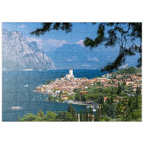 Blick nach Malcesine am Gardasee mit der Scaligerburg (14/15 Jh.) - Premium 100 Teile Puzzle - MyPuzzle Sonderkollektion von Puzzle Galaxy von MyPuzzle.com