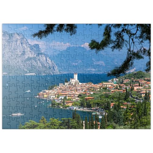 Blick nach Malcesine am Gardasee mit der Scaligerburg (14/15 Jh.) - Premium 200 Teile Puzzle - MyPuzzle Sonderkollektion von Puzzle Galaxy von MyPuzzle.com